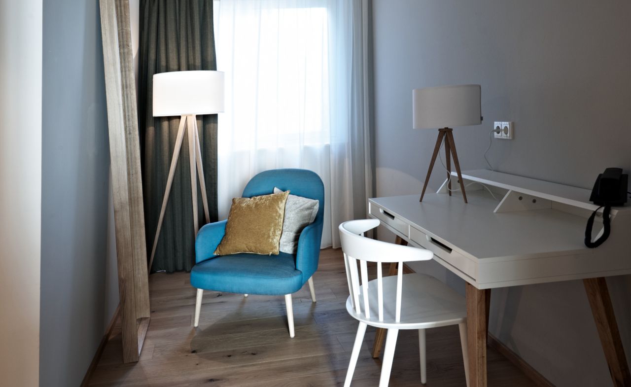 Badhaus Hotel Haupthaus Schreibtisch  mit Sessel