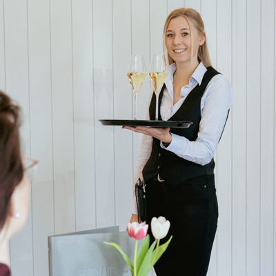 Badhaus Galerie Kellnerin Tablet Sekt