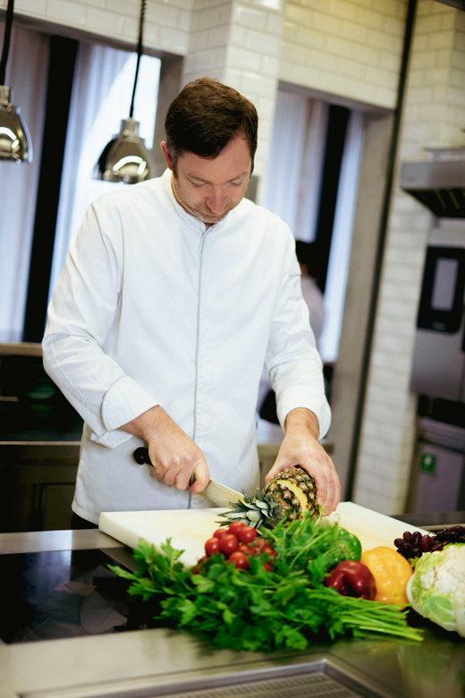 badhaus restaurant küche roland klinser schneidet ananas