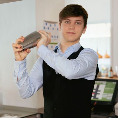 Badhaus Galerie Restaurant Kellner Cocktail Shaker